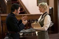Murdoch Mysteries – Crabtree (Jonny Harris, li.) trifft die Abenteurerin Elva Gordon (besonderer Gaststar Lauren Lee Smith, re.), die behauptet, die Theorie der hohlen Erde sei sinnvoll.