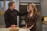 Last Man Standing – Als Mike (Tim Allen, l.) erfährt, dass Vanessa (Nancy Travis, r.) seine letzten Glühbirnen verschenkt hat, macht er sich auf, um verbleibende Vorräte zu finden ...