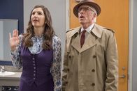 The Good Place – Janet (D'Arcy Carden, l.); Michael (Ted Danson, r.)