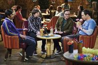 The Big Bang Theory – Howard (Simon Helberg, 2.v.l.), Leonard (Johnny Galecki, 2.v.r.), Raj (Kunal Nayyar, l.) und Sheldon (Jim Parson, r.) stoßen auf Bernadettes Schwangerschaft an ...