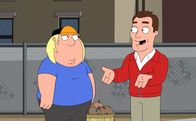 Family Guy – Nachdem Chris (l.) zum Aggressionsabbau faule Äpfel auf vorbeifahrende Autos wirft, steigt der Trainer (r.) eines Baseballteams aus und konfrontiert ihn. Er möchte ihm ein Angebot machen ...