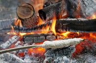 Zu Tisch ... – Zum Abendessen gibt es Stockbrot am Lagerfeuer. Der Hefeteig besteht aus Dinkel- und Weizenmehl.