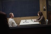 Castle – Kate Beckett (Stana Katic, r.) setzt den Verdächtigen Marcus Gates (Lee Tergesen, l.) unter Druck ...