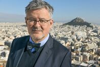 Die Europa-Saga – Sir Christopher Clark vor der Athener Akropolis. in Verbindung mit der Sendung inkl. SocialMedia bei Nennung ZDF/Alexander HeinSir Christopher Clark vor der Athener Akropolis. in Verbindung mit der Sendung inkl. SocialMedia bei Nennung ZDF/Alexander Hein