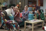 The Big Bang Theory – Während ihre Freunde mit einer neuen Erfindung das große Geld machen wollen, stehen Penny (Kaley Cuoco, 2.v.r.), Amy (Mayim Bialik, l.) und Bernadette (Melissa Rauch, 2.v.l.) Raj (Kunal Nayyar, r.) mit Rat und Tat zur Seite, denn seine Exfreundin Emily will ihn einfach nicht in Ruhe lassen ...