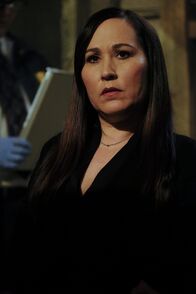 MacGyver – Ist nach dem Tod ihrer Patentochter Vanessa völlig schockiert: Phoenix Foundation-Chefin Matty Webber (Meredith Eaton). Kann sie den Mörder zur Rechenschaft ziehen?