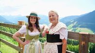 Servus Musikantenstammtisch – Moderatorin Conny Bürgler (links) mit Anneliese Bergmann vom Heimatverein D’lustigen Zauchenseer (rechts).