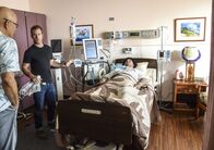 Hawaii Five-0 – Das Leben eines Komapatienten, der in Dannys letzten Fall im Hawaiian Police Department als Kronzeuge ausgesagt hat, steht auf dem Spiel. Für Danny (Scott Caan, M.) und Captain Tanaka (Michael Paul Chan, l.) heißt es, alles zu geben, um ihn zu beschützen ...