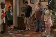 Two and a Half Men – Alan fühlt sich als Versager, als er von seiner neuen Frau rausgeworfen wurde, und verkriecht sich deprimiert tagelang im Bett, aus dem ihn weder sein Sohn Jake (Angus T. Jones, l.) noch Berta (Conchata Ferrell, 2.v.r.) und auch dessen Stalkerin Rose (Melanie Lynskey, r.) herauslocken können. Charlie (Charlie Sheen, 2.v.l.) greift deshalb zum Äußersten ...