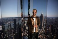 Terra X: Weltstädte – Leon Windscheid auf dem "Summit One Vanderbilt" in Midtown Manhattan. Eines der 30 höchsten Gebäude der Welt.