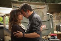 Extant – Molly (Halle Berry, l.) und JD (Jeffrey Dean Morgan, r.) ahnen nicht, wie schnell sich die Regierung an ihre Fersen heftet ...
