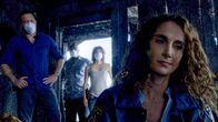 Hawaii Five-0 – Steve (Alex O'Loughlin, l.), Grover (Chi McBride, 2.v.l.) und Kono (Grace Park, 2.v.r.) benötigen die Hilfe der kalifornischen Agentin Kathy Millwood (Melina Kanakaredes, r.) um einen Serienbrandstifter zu finden, der es auf Paare in Oahu abgesehen hat ...
