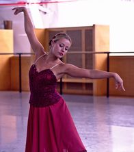 Find me in Paris – Lena (Jessica Lord) beim Vortanzen für einen Platz in der Ballettcompagnie der Pariser Oper.