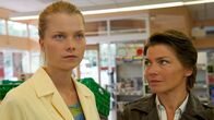 SOKO Wismar – Als die Ermittler eintreffen, wühlt die Angestellte Dana Rust (Henrike von Kuick, l.) in den Schubladen von Benners Schreibtisch, angeblich auf der Suche nach einem Kassenschlüssel - aber warum ist sie dann so nervös? Das fragt sich Katrin Börensen (Claudia Schmutzler, r.).