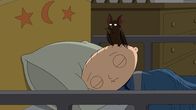 Family Guy – Peters Jagdmethoden werden immer einfallsreicher und er vergisst dabei alles andere um sich herum. Doch dann verletzt er bei einem Versuch, der Fledermaus den Garaus zu machen, versehentlich Stewie (Bild) ...