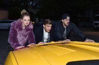 Alles oder Nichts – Nachdem Rocko (Marc Barthel, r.) sich sein Traumauto gekauft hat, führen er und Anja (Franziska Breite, l.) den Makler Hiller (Vinzenz Wagner, M.) ganz schön an der Nase herum ...
