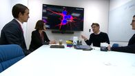 Treffpunkt Medizin – Diese "treffpunkt medizin"-Neuproduktion berichtet über die bahnbrechende Arbeit des österreichischen Neurochirurgen und Forschers Mark Kotter (2. von rechts), die das Potenzial hat, die Medizin zu revolutionieren. Kotter entwickelte gemeinsam mit seinem Team Methoden, um den genetischen Code von Zellen zu verstehen und umzuprogrammieren, was maßgeschneiderte Zelltherapien für zahlreiche Krankheiten wie Krebs, Alzheimer oder Parkinson ermöglichen könnte.