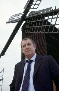 Inspector Barnaby – Der neue Mordfall in den Dörfern Upper und Lower Warden stellt Inspector Barnaby (John Nettles) wieder einmal vor große Aufgaben und nicht das letzte Mal hat er das Gefühl, bei seinen Ermittlungen gegen Windmühlen ankämpfen zu müssen.