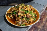 Stadt Land Kunst – In China wird gebratenes Schweinefleisch mit getrockneten Radieschen serviert.