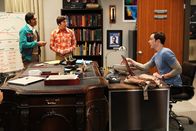 The Big Bang Theory – Sind sich mal wieder nicht einig: Sheldon (Jim Parsons, r.), Rajesh (Kunal Nayyar, l.) und Howard (Simon Helberg, M.) ...