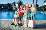 Familienchaos - All Inclusive – Familie Andersson im Urlaub (v.l.n.r.): Papa Rudolf (Morgan Alling), Ole (Julius Jimenez Hugoson), Sönke (William Ringström), Mama Karin (Anja Lundkvist) und Anna (Hanna Elffors Elfström)