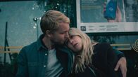Everyone But Us – Ola (Björn Gustafsson) tröstet Hilma (Alba August), die an ihrer Situation verzweifelt.