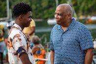 Death in Paradise – Um den Fall zu lösen, muss Marlon (Tahj Miles, l.) beweisen, dass er ein guter Polizist ist und mit der Vergangenheit abgeschlossen hat. Commissioner Patterson (Don Warrington, r.) vertraut darauf, dass Marlon das Zeug dazu hat.