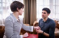 Sturm der Liebe – Leander (Marcel Zuschlag, r.) macht Eleni (Dorothée Neff, l.) klar, dass er sie liebt und auf sie warten wird.