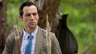 Death in Paradise – Detektive Neville Parker (Ralf Little) vermutet hinter der Tatwaffe einen von diesen spitzen Speeren für das Fangen von Fischen.