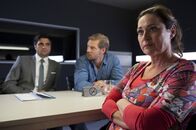 Der letzte Bulle – Die gefeuerte Drogeriemitarbeiterin Cordula Tipp (Charlotte Schwab, r.) hat ein 1-A-Motiv und ein geplatztes Alibi. Können Mick (Henning Baum, M.) und Andreas (Maximilian Grill, l.) sie noch rauspauken?; Die gefeuerte Drogeriemitarbeiterin Cordula Tipp (Charlotte Schwab, r.) hat ein 1-A-Motiv und ein geplatztes Alibi. Können Mick (Henning Baum, M.) und Andreas (Maximilian Grill, l.) sie noch rauspauken?