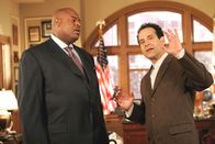 Monk – Adrian Monk (Tony Shalhoub, r.) hat mal wieder seine eigene Theorie, dwen aktuellen Mordfall betreffend. Mayor Ray Nicholson (Chi McBride, l.) weiß nicht so recht, was er davon halten soll ?