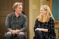 Mom – Adam (William Fichtner, l.); Tammy (Kristen Johnston, r.)