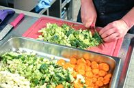 Handwerkskunst! – Metzgermeister Olli Häcker bereitet Gemüse für seine vegetarischen Maultaschen vor.