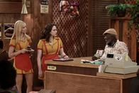 2 Broke Girls – Earl (Garrett Morris, r.), der Kassierer des Williamsburg Diner, weiß für seine 53 Jahre jüngeren Kolleginnen Max (Kat Dennings, M.) und Caroline (Beth Behrs, l.) für jede Lebenssituation und jedes Problem einen guten Rat.