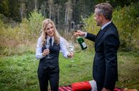 Sturm der Liebe – Erik (Sven Waasner, r.) und Yvonne (Tanja Lanäus, l.) verstehen, dass sie hergelockt wurden.