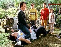 Malcolm mittendrin – Hal (Bryan Cranston) verprügelt Craig (David Higgins, liegend), nachdem der ihn beleidigt hat. Dewey (Erik Per Sullivan, re.), Reese (Justin Berfield, 2.v.re.) und Malcolm (Frankie Muniz) sehen erstaunt zu.