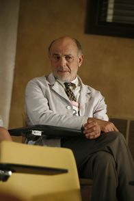 Dr. House – Auch Henry Dobson (Carmen Argenziano) bewirbt sich auf eine Stelle in Dr. House' neuen Team.