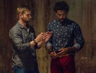 Under the Dome – Barbie (Mike Vogel, l.), Phil (Nicholas Strong, r.) und die restlichen Bewohner von Chester's Mill erhalten überraschend Besuch von ihren Verwandten und Freunden, die sich auf der anderen Seite der Kuppel einfinden dürfen. Hinter diesem Besuchstag steckt jedoch mehr, als die Bewohner zunächst ahnen ...