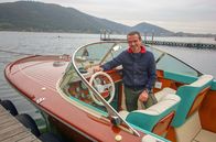 Jenseits der Alpen – Luigi Paltenghi fährt in einem Riva-Boot auf den Iseosee hinaus.