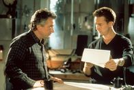 The Score – Durch seine Putzarbeit im Zollamt von Montreal, in dem das wertvolle Zepter auf seinen Versand nach Frankreich wartet, besitzt Jack (Edward Norton, r.) wichtiges Insiderwissen über die Sicherheitsvorrichtungen. Unglücklicherweise kann Nick (Robert De Niro, l.) auf diese Kenntnisse nicht verzichten ...