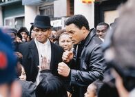 Ali – Ali Umringt von Fans: Jamie Foxx als Drew «Bundini» Brown, Will Smith als Muhammad Ali