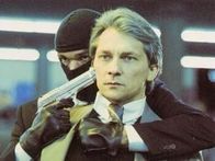 Die Sieger – Käufliche Politiker haben sich mit Heinz Schäfer (Hans Jaenicke, links) geeinigt, der nun den Staatssekretär Holger Dessaul (Thomas Schücke, rechts) als Geisel nimmt, um endgültig verschwinden zu können.