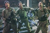 Ghostbusters - Die Geisterjäger – Dr. Peter Venkman (Bill Murray, r.), Dr. Raymond Stantz (Dan Aykroyd, M.) und Dr. Egon Spengler (Harold Ramis, l.) zwingen die Geister in die Knie.