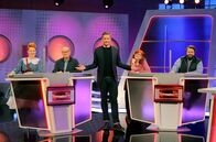 Meister des Alltags – Moderator Florian Weber stellt in seinem Wissensquiz die Alltagstauglichkeit seiner prominenten Kandidaten auf die Probe. „Meister des Alltags“ spendet seinen Gewinn einem guten Zweck. v.li.: Enie van de Meiklokjes, Bodo Bach, Moderator Florian Weber, Alice Hoffmann und Antoine Monot Jr.