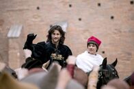 Borgia – Cesare (Mark Ryder, li) und Lanzol (Sebastian Urzendowsky, re) genießen das Bad in der Menge.