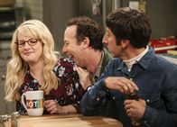The Big Bang Theory – Während Bernadette (Melissa Rauch, l.) und Howard (Simon Helberg, r.) mit einer unerwarteten Nachricht zurechtkommen müssen, scheint auch Stuart (Kevin Sussman, M.) endlich eine Frau in seinem Leben zu haben ...