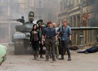 The Expendables 2 - Back for War – Maggie (Nan Yu), Hale Caesar (Terry Crews, 2. v. li.), Barney Ross (Sylvester Stallone), Toll Road (Randy Couture, 2. v. re.) und Gunner Jensen (Dolph Lundgren, re.) bringen die Kulissen zum Qualmen.