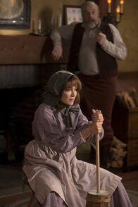 The Middle – Um Geld zu verdienen, verschlägt es Frankie (Patricia Heaton, l.) zurück ins 19. Jahrhundert. Sie spielt die Frau von "Obadiah" (Rick Oveton, r.), die mit Kinderkriegen und Buttermachen beschäftigt ist ...