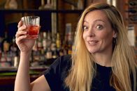 Inside the Factory – Moderatorin Cherry Healey lernt die Unterschiede zwischen verschiedenen Whiskysorten kennen. Copyright: SRF/BBC