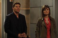 Bones - Die Knochenjägerin – Sieben Monate nachdem Brennan (Emily Deschanel) und Booth (David Boreannaz) das Land und ihre Arbeitskollegen für eine einjährige Pause verlassen haben, werden sie von Caroline zurück ins Jeffersonian beordert.